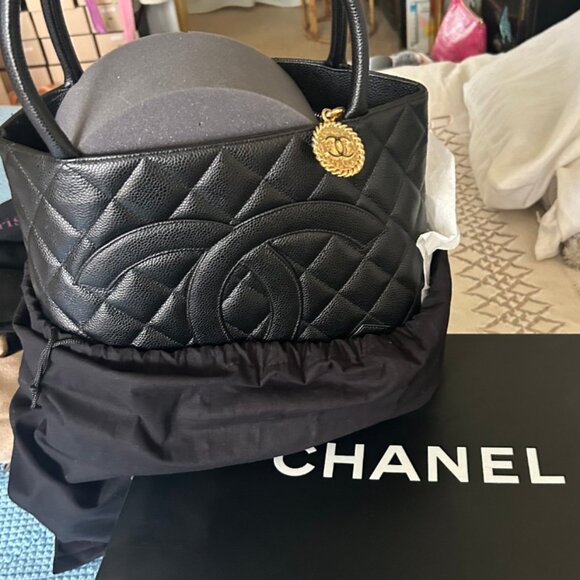 Chanel Caviar Quilted Leather Tote Large 24K GOLD Medallion Collection VINTAGE - Picture 4 of 16